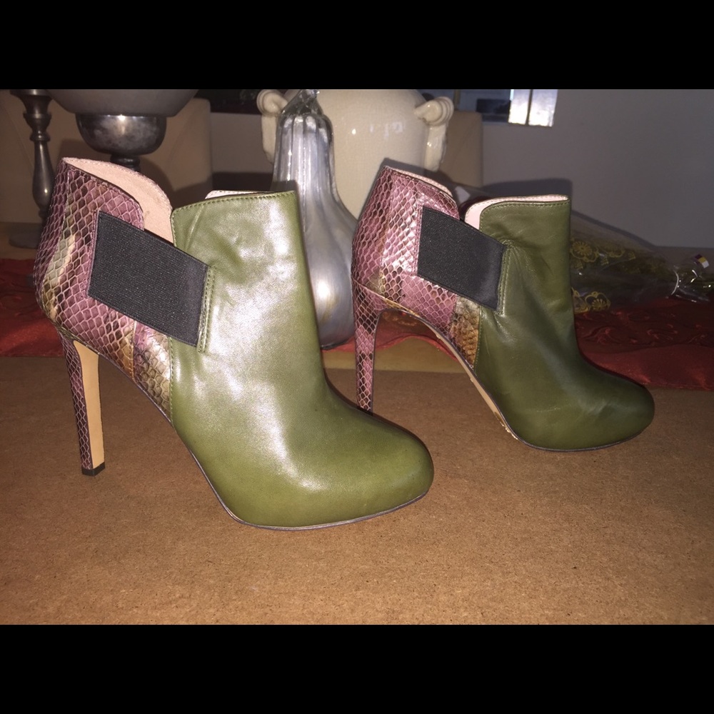 New Vince Camuto Green/ Snake skin boots